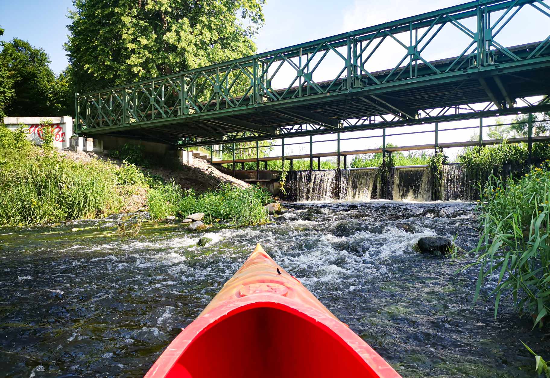 Kolorowe kajaki nad jeziorem
